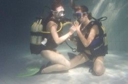 Nurkujące dziewczyny